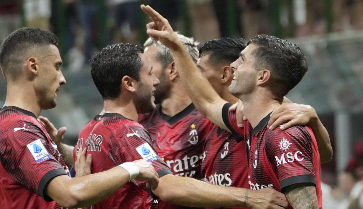 Christian Pulisic (kanan) menjadi pemain AC Milan terbaru yang tampil tajam di awal musim Liga Italia. Baru didatangkan Rossoneri dari Chelsea pada awal musim 2023/2024, ia mampu tampil tajam dalam dua laga awal Liga Italia musim ini dengan mencetak dua gol, yang masing-masing dicetak dalam laga pekan pertama menghadapi Bologna dan Torino di pekan kedua. (AP Photo/Luca Bruno)
