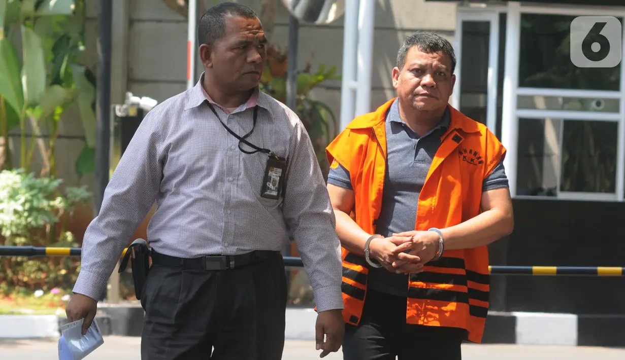 Kepala Dinas PUPR Kota Medan Isa Ansyari tiba untuk menjalani pemeriksaan di gedung KPK, Jakarta, Selasa (22/10/2019). Tersangka pemberi suap itu diperiksa perdana dalam kasus suap terkait proyek dan jabatan pada Pemerintah Kota Medan tahun 2019. (merdeka.com/Dwi Narwoko)