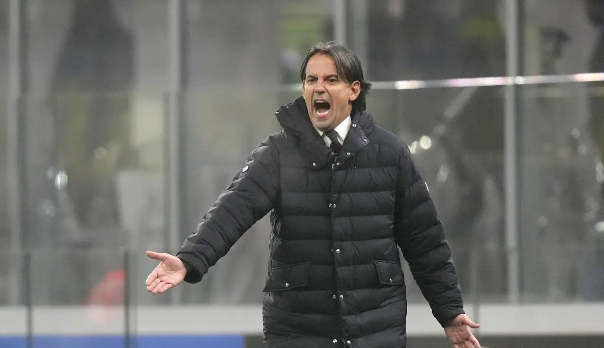 Pelatih Inter Milan, Simone Inzaghi menginstruksikan pemainnya saat bertanding melawan Torino pada pertandingan lanjutan Liga Serie A Italia di Stadion San Siro, di Milan, Italia, Kamis (23/12/2021). Inter Milan menang tipis atas Torino dengan skor 1-0. (AP Photo/Luca Bruno)