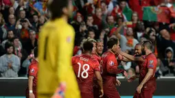 Bek Portugal, Ricardo Carvalho (ketiga kanan) merayakan selebrasi bersama pemain lainnya usai mencetak gol pada kualifikasi Piala Eropa 2016 di stadion Luz, Lisbon, Minggu (29/3/2015). Portugal menang 2-1 atas Georgia. (AFP PHOTO/Patricia De Melo Moreira)
