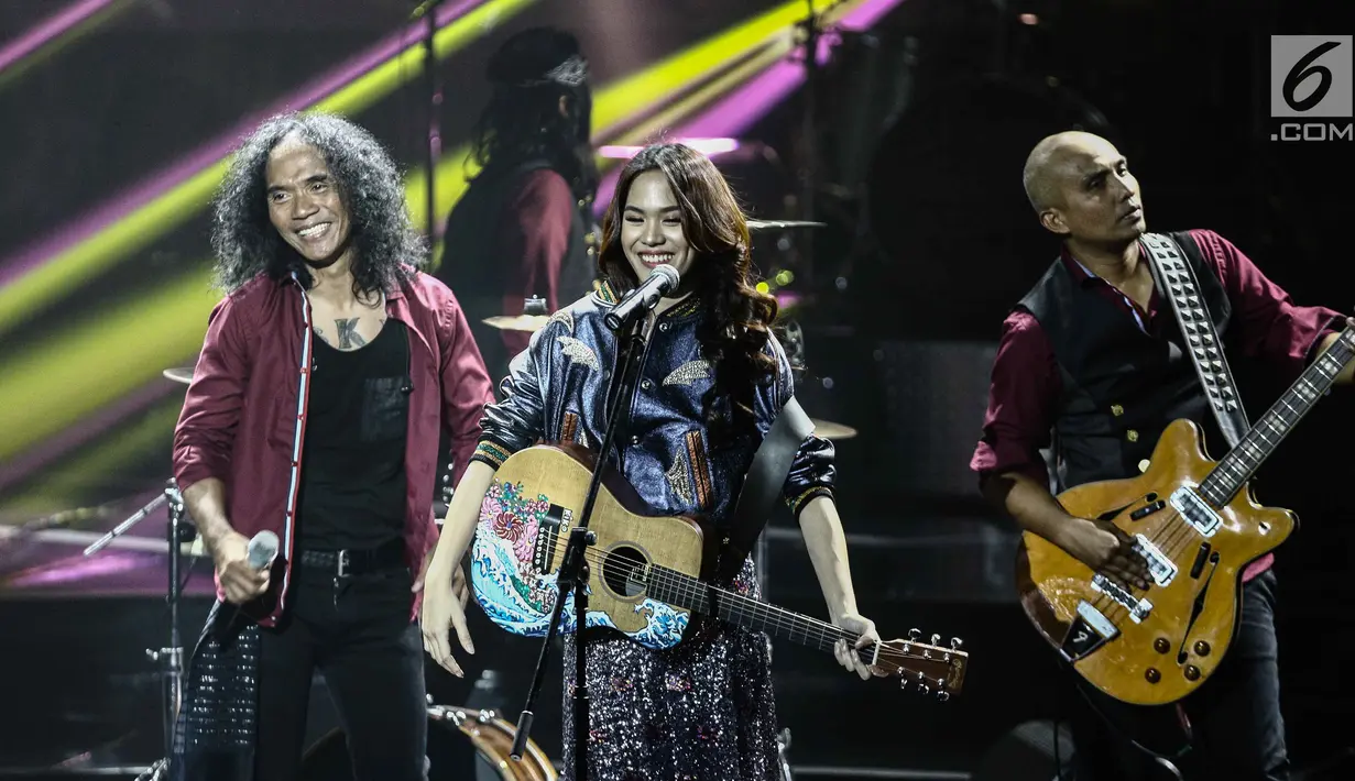 Penampilan kolaborasi grup band Slank bersama penyanyi muda, Sehryl Sheinafia dalam konser Slank In Love di Jakarta, Selasa (27/2). Sehryl ukses menyita perhatian saat membawakan lagu "Terbunuh Sepi" dengan penuh penghayatan. (Liputan6.com/Faizal Fanani)