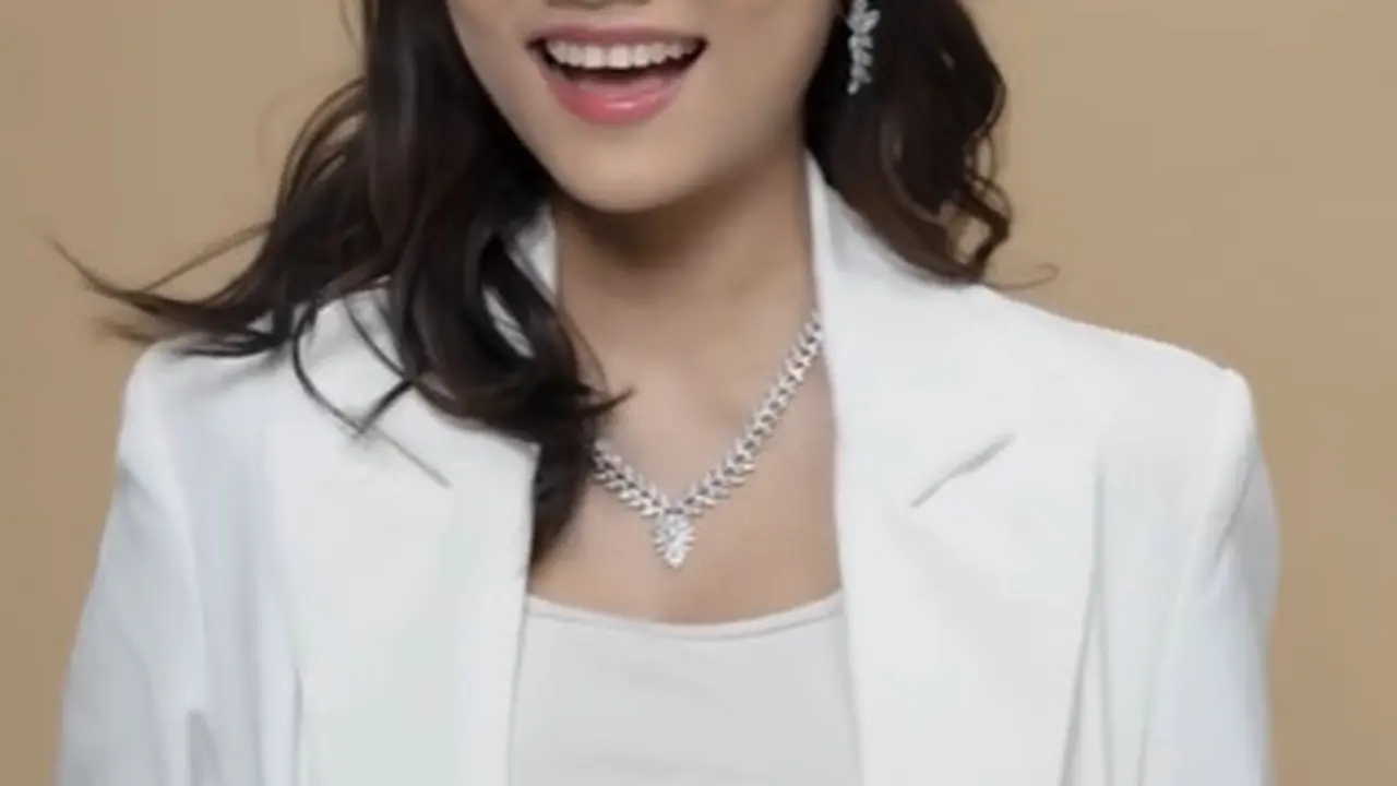Adu Pesona Lady Boss dari Aaliyah Massaid dan Fuji Utami dengan Blazer Putih