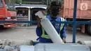 Pekerja menunggu untuk melakukan pengisian oksigen (O2) di Kawasan Pulogadung, Jakarta, Kamis (8/7/2021). Gubernur DKI Jakarta Anies Baswedan mengatakan kebutuhan oksigen di Ibu Kota untuk perawatan pasien Covid-19 dalam kondisi aman. (merdeka.com/Imam Buhori)