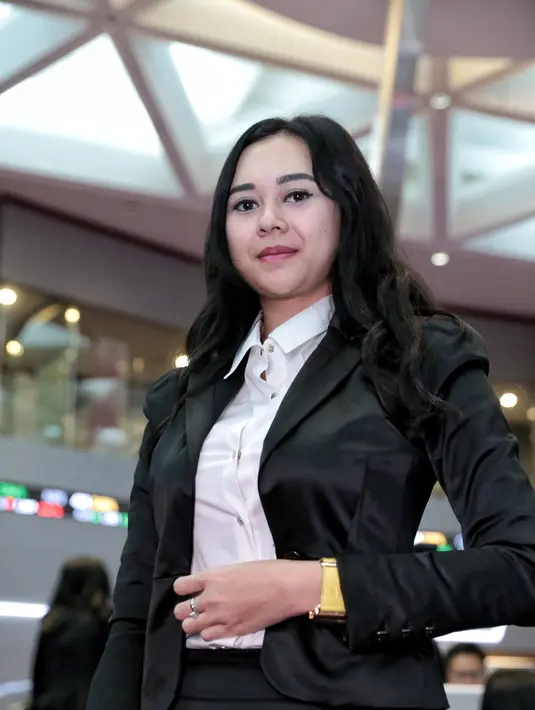 "Insya Allah. Didoakan aja ketemu orang yang bersinergi dan sama visi misi," kata Aura Kasih di acara Seremoni Pembukaan Perdagangan Bursa Efek Indonesia, Main Hall Gedung BEI, SCBD, Jakarta Selatan, Kamis (3/11). (Adrian Putra/Bintang.com)