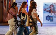 FOTO: Potret Wanita Israel Bawa Senapan Serbu Saat Jalan-Jalan, Ketakutan?