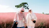Duo bestie ini kompak kenakan busana santun dengan hijab dan celana pendek. Shireen kenakan kemeja pink putih dengan baggy jeans dan hijab pashmina. Dea pilih kenakan sweater dan celana putih dengan hijab putih [@shireensungkar]