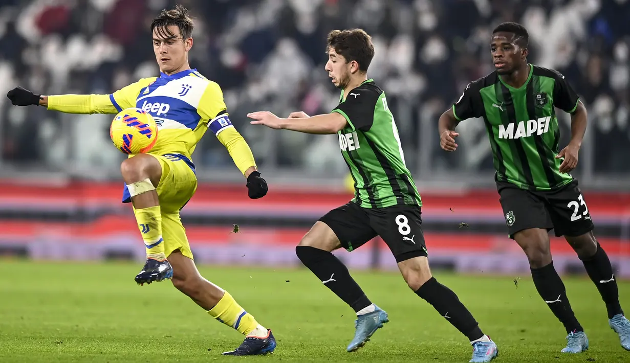 Penyerang Juventus, Paulo Dybala mengontrol bola (kiri) saat bertanding melawan Sassuolo dalam pertandingan perempat final Coppa Italia di Stadion Allianz, Turin, Jumat (11/2/2022). Dengan kemenangan ini, Juventus berhasil melaju ke semifinal dan akan melawan Fiorentina. (Fabio Ferrari/LaPresse via