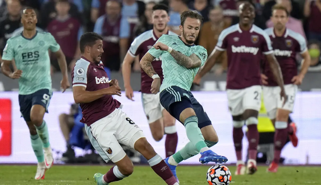 Pemain Leicester City James Maddison (kanan) dilanggar oleh pemain West Ham United Pablo Fornals pada pertandingan Liga Inggris di London Stadium, London, Inggris, Senin (23/8/2021). West Ham United menang 4-1. (AP Photo/Alastair Grant)