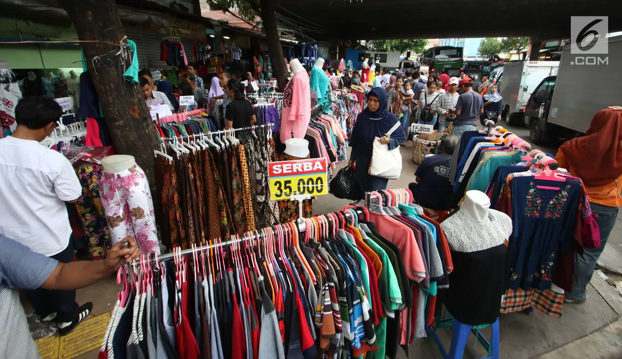Sejumlah pedagang kaki lima berjualan diatas trotoar di Jalan Kebon Jati, Tanah abang, Sabtu (23/12). Banyaknya PKL yang berjualan di trotoar membuat sulit para pejalan kaki yang melintas. (Liputan6.com/Angga Yuniar)