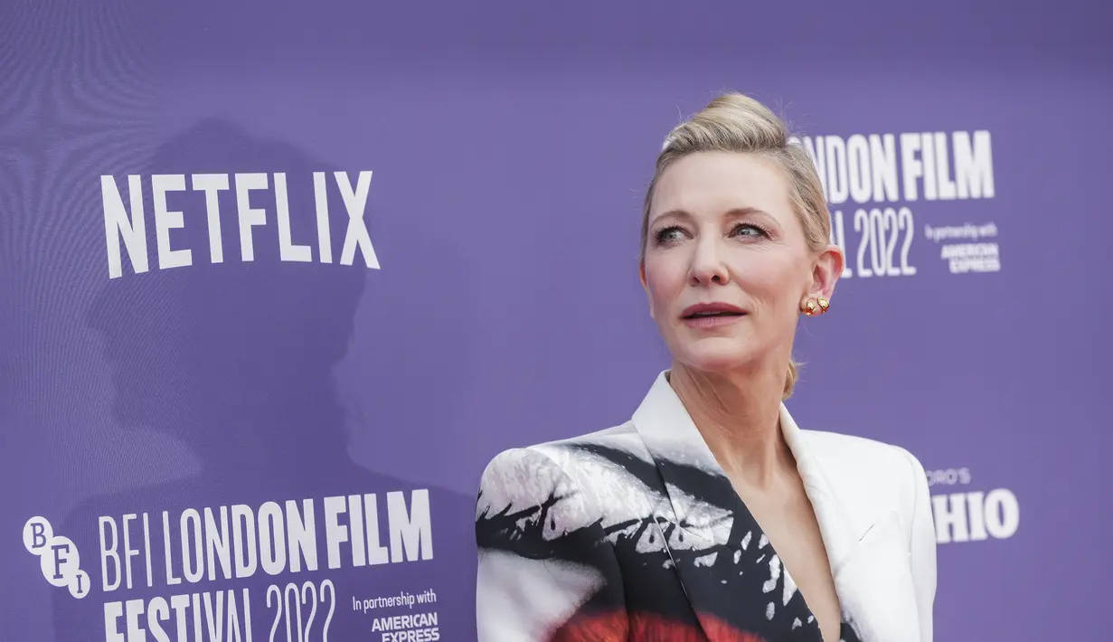Cate Blanchett berpose untuk fotografer saat tiba untuk pemutaran perdana film 'Guillermo del Toro's Pinocchio' selama Festival Film London 2022 di London, Sabtu, 15 Oktober 2022. Cate Blanchett tampil mengenakan setelan putih unik dengan pupil oranye besar. (Photo by Scott Garfitt/Invision/AP)