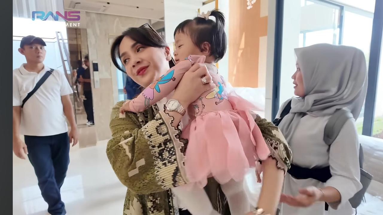 Bahagianya Baby Lily Punya Kamar Pribadi di Rumah Baru, Langsung Kepo Mau Lihat & Tersenyum Manis ke Nagita