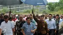 Wapres RI Jusuf Kalla ketika meninjau proyek P3SON di Hambalang, Sentul, Jawa Barat, Minggu (4/9). Proyek Hambalang akan dilanjutkan setelah pemerintah mempelajari aspek teknis proyek. (Liputan6.com/Helmi Afandi)