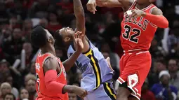 Aksi pemain Chicago Bulls, Kris Dunn #32 menghalau bola hasil tembakan pemain  Memphis pada lanjutan NBA basketball game di United Center, Chicago, (7/3/2018). Chicago Bulls menang 119-110. (AP/Charles Rex Arbogast)