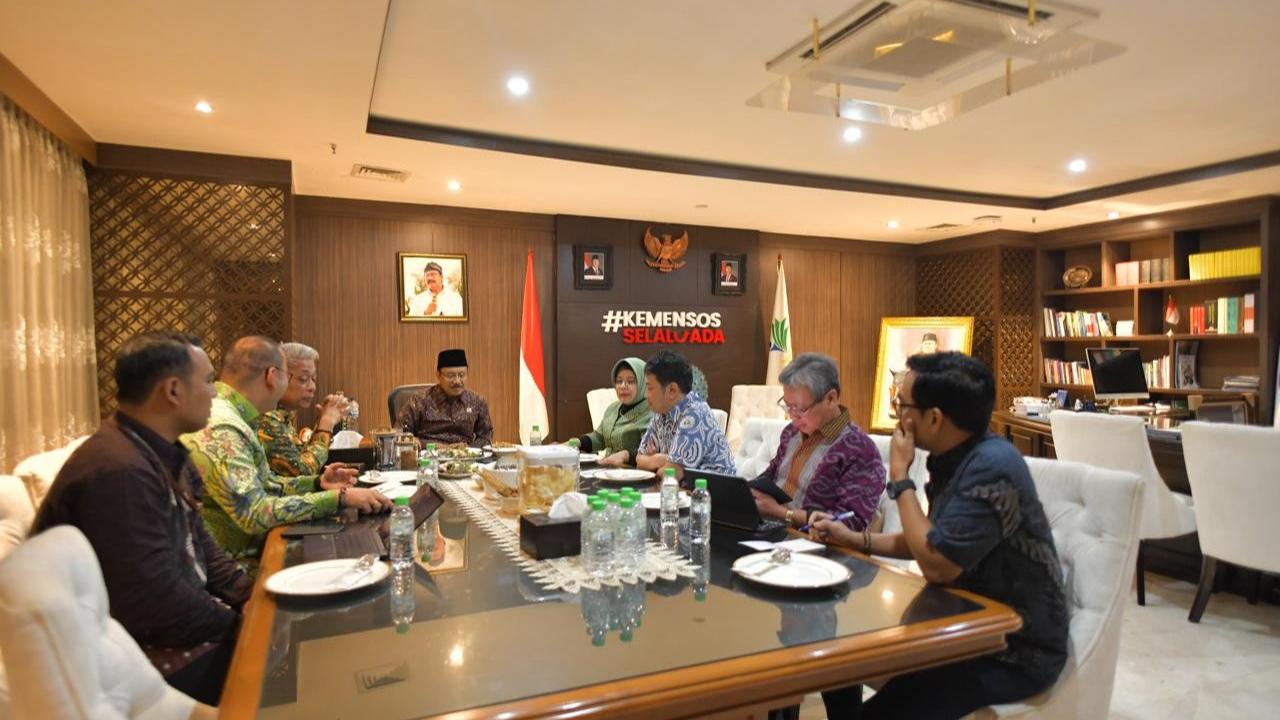 Mensos Gus Ipul saat menerima Kepala Badan Pusat Statistik (BPS) Amalia Adininggar Widyasanti di Kantor Kementerian Sosial