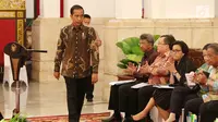 Presiden Joko widodo saat memberikan pengarahan kepada kepala daerah se-Indonesia di Istana, Jakarta, Selasa (24/10). Arahan dilakukan agar kepala daerah dapat membangun daerahnya dengan cepat dan tanpa ada korupsi. (Liputan6.com/Angga Yuniar)