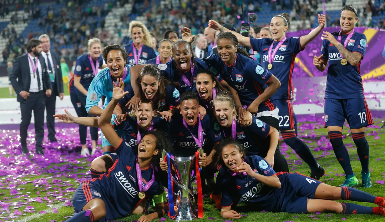 Pemain Lyon berpose bersama usai menjuarai Liga Champions Wanita di Stadion Valeriy Lobanovskiy, Kiev, Ukraina, Kamis (24/5). Lyon mengalahkan Wolfsburg dengan skor 4-1. (AP Photo/Efrem Lukatsky)