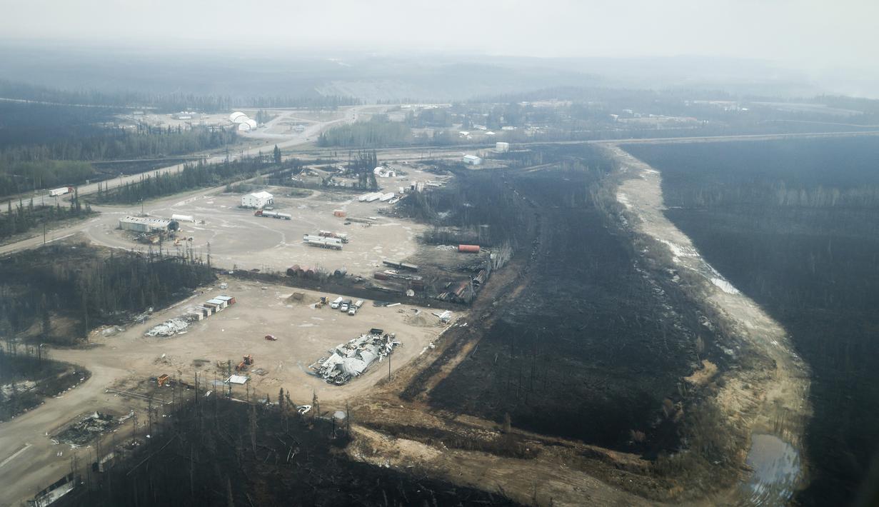 Dusun Enterprise yang terbakar di Yellowknife, Wilayah Barat Laut, Kanada, Kamis, 17 Agustus 2023. (Jeff McIntosh/The Canadian Press via AP)