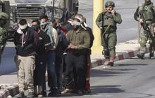 FOTO: Potret Pria Palestina Ditahan Tentara Zionis Israel di Tepi Barat, Tangan Diikat dan Mata Ditutup