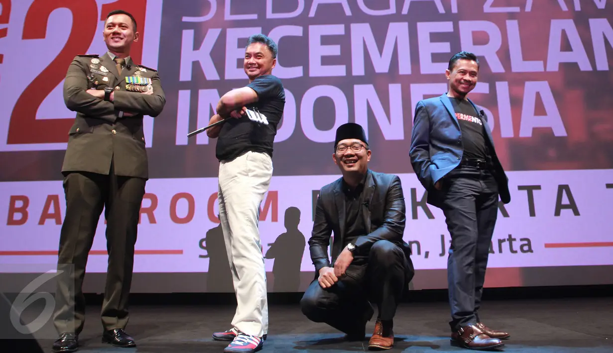 Komandan Batalyon Infanteri Mekanis 203/Arya Kamuning Agus Yudhoyono, Founder FPCI Dino Patti Djalal, Walikota Bandung Ridwan Kamil dan Imam Islamic Center of New York Shamsi Ali berpose di Supermentor-14 di Jakarta (21/8). (Liputan6.com/Angga Yuniar)