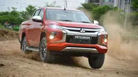 New Mitsubishi Triton beraksi di medan off road. (Mitsubishi Motors)