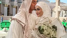 Menariknya, penampilan Zumi Zola dan Putri Zulhas terlihat menyesuaikan tempat. Mereka tampil bak putri dan pangeran Arab. Zumi Zola terlihat mengenakan busana putih khas Timur Tengah lengkap dengan shemagh di kepala. (Liputan6.com/IG/@putri_zulhas)