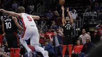 Guard Toronto Raptors Fred VanVleet (kanan) melepas tembakan penentu kemenangan atas Detroit Pistons pada lanjutan NBA di Little Caesars Arena, Rabu (7/3/2018) atau Kamis (8/3/2018) WIB. (AP Photo/Carlos Osorio)