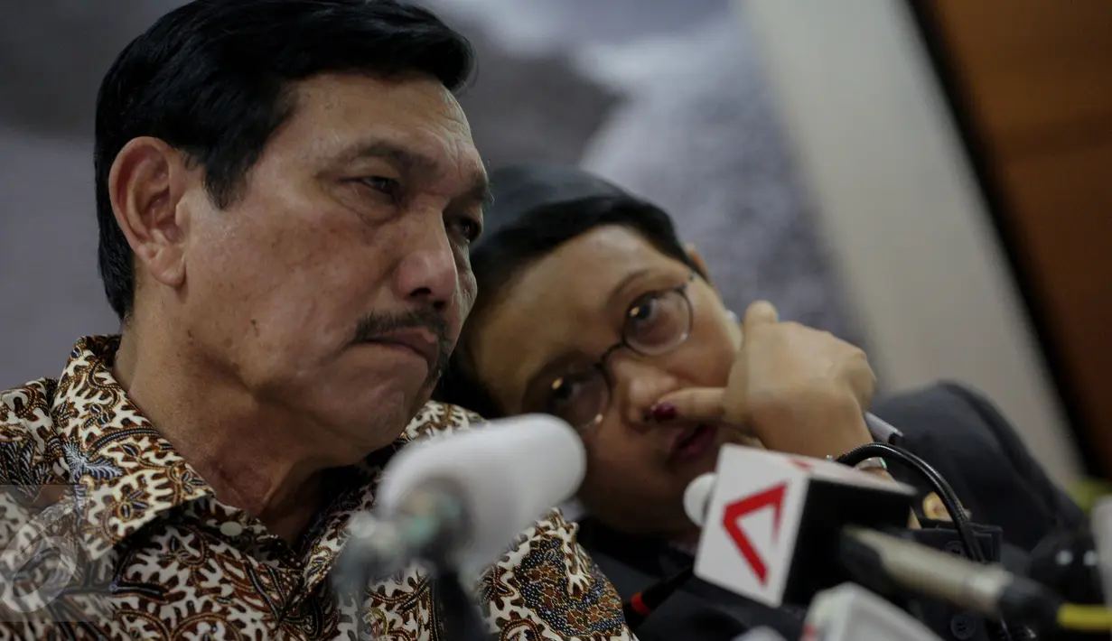 Menko Polhukam, Luhut Pandjaitan dan Menlu Retno L. P. Marsudi saat menggelar konferensi pers di Jakarta, Senin (12/10). Menurut Luhut, el nino menjadi tantangan utama mengatasi kebakaran lahan dan hutan pada tahun ini. (Liputan6.com/Faizal Fanani)