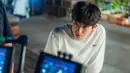 Park Hyung Sik juga terlihat serius melihat aktingnya melalui layar monitor. Foto ini memancarkan sisi profesionalismenya sebagai aktor. (Foto: JTBC)