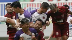 Persita Tangerang yang bermain dengan 10 pemain sejak menit ke-43 dan sempat tertinggal dua gol berhasil comeback untuk memaksakan hasil imbang 2-2 melawan Borneo FC dalam laga pekan ke-6 BRI Liga 1 2021/2022 di Stadion Pakansari, Bogor, Sabtu (2/10/2021). (Bola.com/M Iqbal Ichsan)