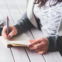 Ilustrasi Menulis Resensi Credit: pexels.com/Kaboompics