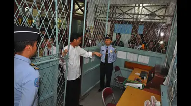 Presiden Joko Widodo melakukan kunjungan kerja ke Provinsi Kalimantan Barat. Tampak, Presiden Joko Widodo saat meninjau Pos Pemeriksaan Lintas Batas Entikong Rabu, (21/1/2015). (Setpres/Agus Suparto)