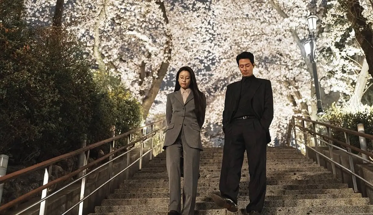 Still cut terbaru menampilkan Mi Hyun dan Doo Shik sedang berkencan. Keduanya berjalan-jalan di taman yang penuh dengan bunga sakura dengan wajah yang berseri.