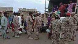 Tentara dan otoritas sipil Pakistan berencana mengevakuasi 80.000 orang ke tempat aman di sepanjang pantai selatan negara itu. (Pakistan's Sindh Rangers via AP)