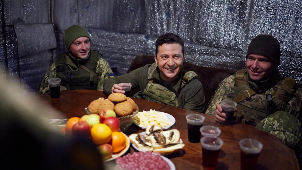 Presiden Volodymyr Zelensky bertemu dengan tentara Ukraina di Donetsk pada 17 Februari 2022.  (Ukrainian Presidential Press Office via AP)