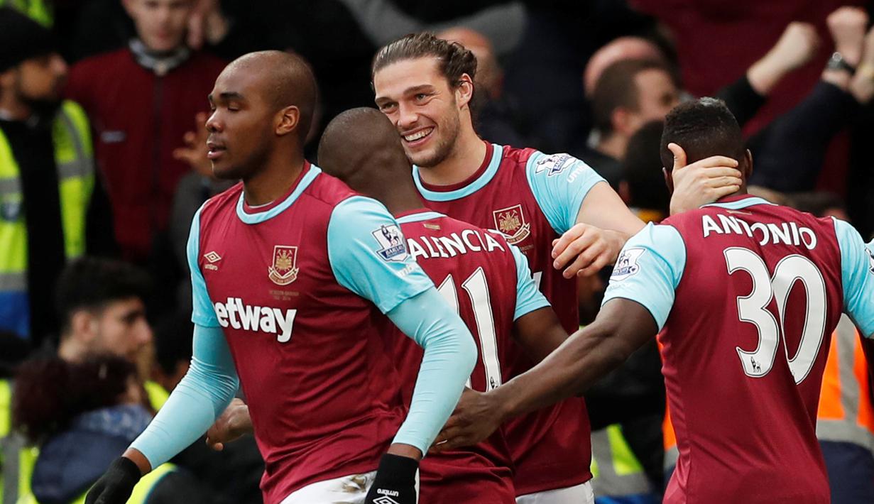 Pemain West Ham United merayakan gol yang dicetak Andy Carrol dalam lanjutan Liga Inggris di Stadion Stamford Bridge, London, Sabtu (19/3/2016). (Reuters/John Sibley)