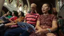 Umat Kristen Katolik melaksanakan Misa Pontifikal Natal di Gereja Katedral, Jakarta, Senin (25/12). Juru bicara Gereja Katedral mengatakan, misa Natal di Gereja Katedral dijaga sekitar 200-an aparat pengamanan gabungan. (Liputan6.com/Faizal Fanani)