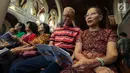 Umat Kristen Katolik melaksanakan Misa Pontifikal Natal di Gereja Katedral, Jakarta, Senin (25/12). Juru bicara Gereja Katedral mengatakan, misa Natal di Gereja Katedral dijaga sekitar 200-an aparat pengamanan gabungan. (Liputan6.com/Faizal Fanani)