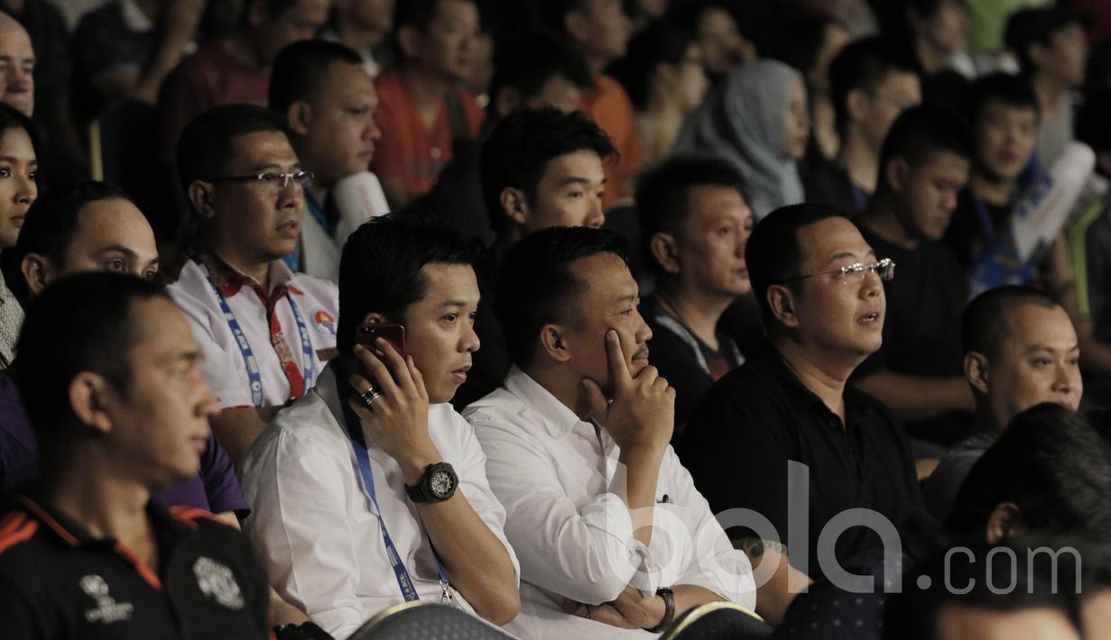 Menpora, Imam Nahrawi, menyaksikan pertandingan hari ketiga Indonesia Open 2017 di JCC, Senayan, Rabu (14/6/2017). Menpora didampingi staf khusus bidang olahraga Taufik Hidayat yang juga legenda bulu tangkis Indonesia. (Bola.com/ M Iqbal Ichsan)