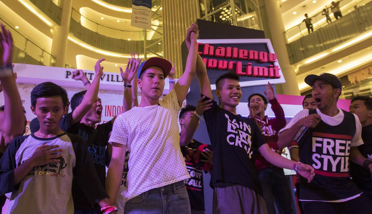 Perwakilan tim juri, PWJ mengangkat tangan Freestyler, Mathias Andriyadi sebagai pemenang Indonesia Freestyle Football Championship 2015 di Mall Pluit Village, Jakarta, Sabtu (14/11/2015). (Bola.com/Vitalis Yogi Trisna)