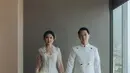 Sedangkan Kevin Sanjaya tampil dengan beskap, kain, dan celana yang juga berwarna serba putih. Setelan beskap modern yang dikenakan Kevin merupakan rancangan dari Jonathan Wongso di Wong Hang Tailor. Foto: Instagram.