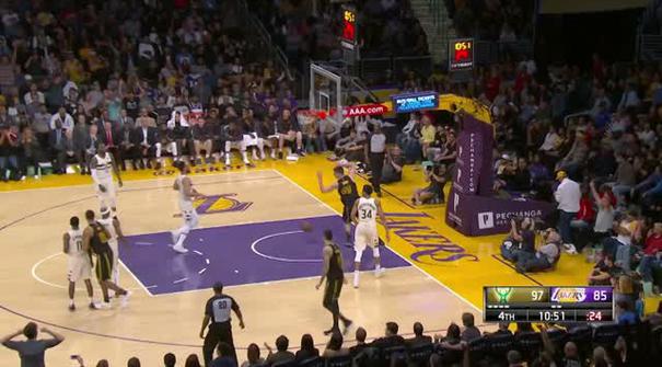 Berita video game recap NBA 2017-2018 antara Milwaukee Bucks melawan LA Lakers dengan skor 124-122.