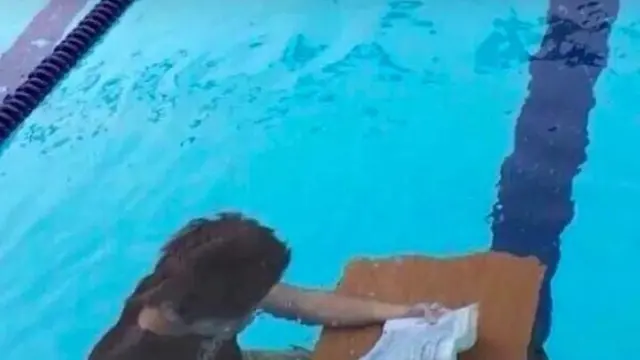 10 Potret Nyeleneh Orang Saat Bermain di Kolam Renang Ini Bikin Geleng Kepala