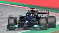 Pembalap Mercedes asal Inggris Lewis Hamilton memacu mobilnya pada sesi kualifikasi di Sirkuit Red Bull Ring di Spielberg, Austria, 26 Juni 2021, menjelang F1GP Austria. (ANDREJ ISAKOVIC / AFP)