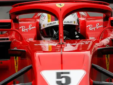 Pembalap Ferrari, Sebastian Vettel melaju pada hari ketiga tes pramusim Formula 1 (F1) di Sirkuit Catalunya, Barcelona, Kamis (8/3). Catatan waktu pebalap Ferrari itu juga memecahkan rekor sebelumnya. (AP/Manu Fernandez)
