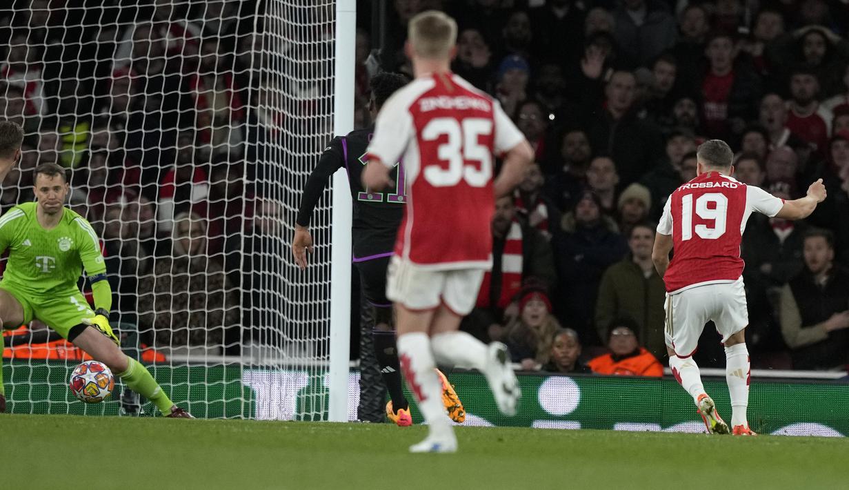 Gelandang Arsenal, Leandro Trossard (kanan) mencetak gol penyeimbang 2-2 ke gawang Bayern Munchen pada laga leg pertama babak perempatfinal Liga Champions 2023/2024 di Emirates Stadium, London, Selasa (9/4/2024) malam. (AP Photo/Frank Augstein)