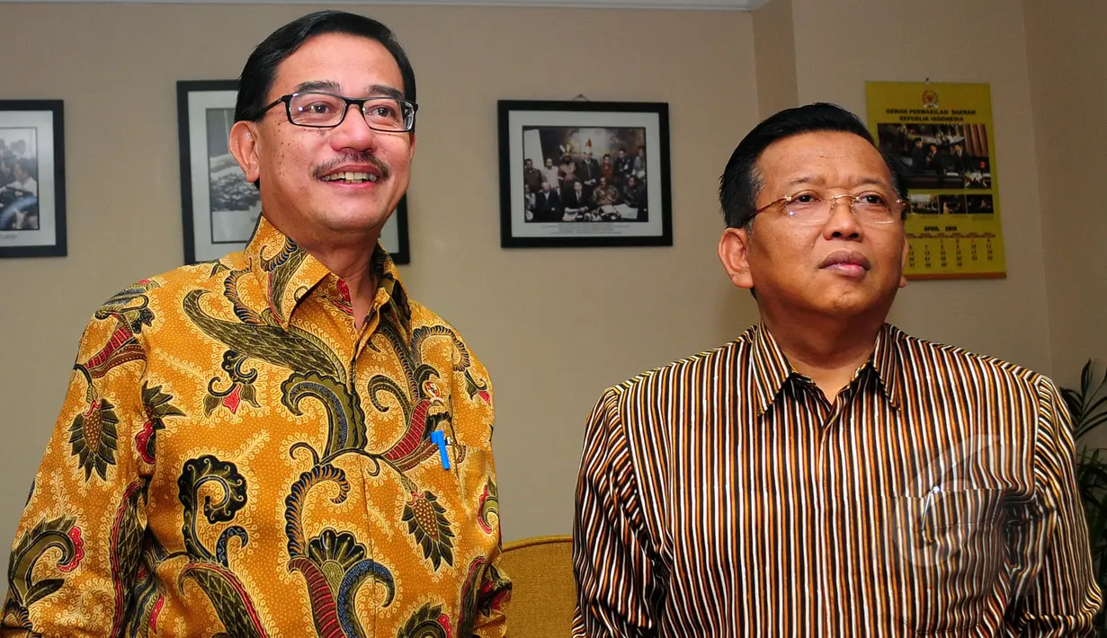 Menteri Agraria dan Tata Ruang Ferry Mursyidan Baldan dan Ketua Komite I DPD RI Akhmad Muqowam sebelum mengikuti rapat tentang UU pertanahan di Komplek Parlemen Senayan, Jakarta, Rabu (15/4/2015). (Liputan6.com/Yoppy Renato)