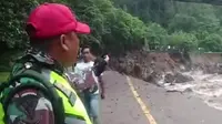 Tangkapan layar video yang merekam keadaan terkini di dekat kawasan wisata Air Terjun Lembah Anai yang longsor pada 11 Mei 2024 kemarin. Tampak lokasi di dekat jembatan rel kereta tidak bisa dilalui. (dok. YouTube @SICh2507/https://youtu.be/Hx2rHg09xwg?si=5bNqg28o1TlPX_1s/Rusmia Nely)