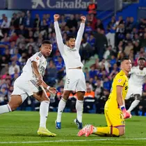 Kylian Mbappe dari Real Madrid, kiri, memperhatikan bola setelah mencetak gol dalam pertandingan sepak bola La Liga antara Getafe dan Real Madrid di Getafe, Spanyol, Minggu, 19 Oktober 2025. (Foto AP/Manu Fernandez)