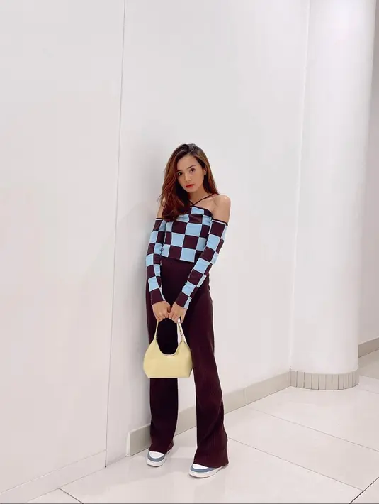 <p>Off shoulder top dengan motif kotak - kotak sangat cantik dan membuatmu terlihat edgy.&nbsp;(instagram/bebytsabina)</p>