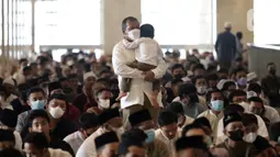 Umat muslim menanti waktu pelaksanaan sholat Idul Fitri di Masjid Istiqlal, Jakarta, Senin (2/5/2022). Ribuan umat muslim melaksanakan sholat Idul Fitri 1443 H dengan penuh khidmat. (Liputan6.com/Helmi Fithriansyah)